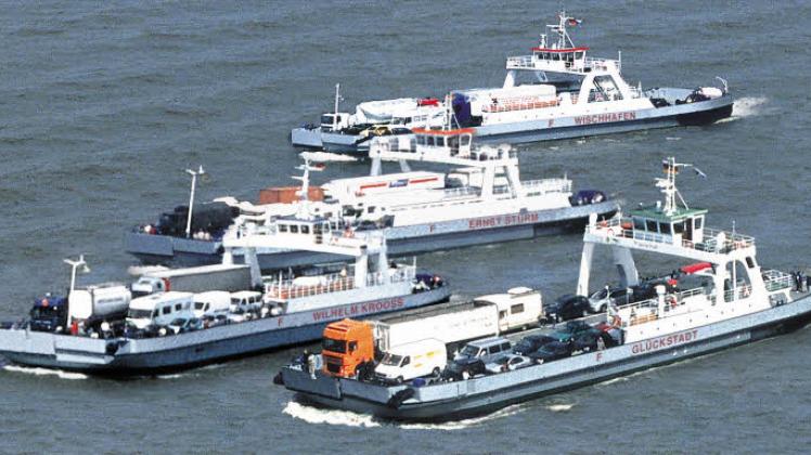 Sie fahren die Gäste über die Elbe: Die Fähren mit den klingenden Namen „Wischhafen“, „Glückstadt“, „Wilhelm Krooß“ und „Ernst Sturm“. 