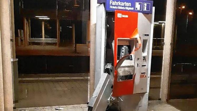 Der offensichtlich durch Sprengung zerstörte Automat auf dem Bahnhof Hagenow-Land. 