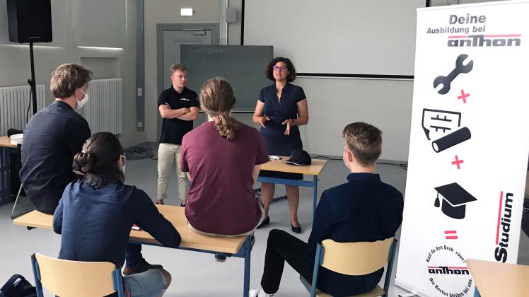 Mathes Petersen, Student bei Anthon, und Salloa Lange-Rönnau von der Personalentwicklung im Gespräch mit Schülern der Goethe-Schule.