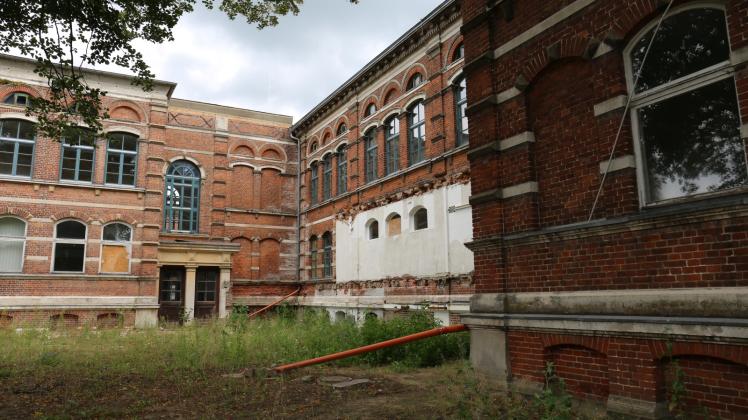 Noch steht die alte Schule in Lübtheen leer, ihr Umbau zum Stadt- und Rathaus ist nicht nur beschlossen, sondern auch finanziell abgesichert. 
