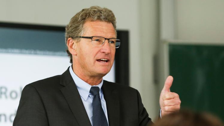 Wirtschaftsminister Bernd Buchholz kündigt ein Ende der bisherigen Hilfe für Unternehmen in SH an. 