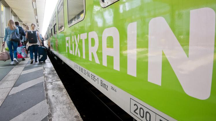 Bald auch zwischen Hamburg und Berlin? Flixtrain hat Trassenzeiten für die Bahnstrecke zwischen den Metropolen beantragt. 