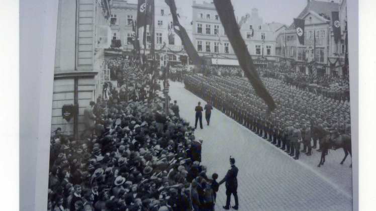 Am 1. März 1936 in Güstrow: Großer Zapfenstreich auf dem Marktplatz beim Einzug der Infanterie. 