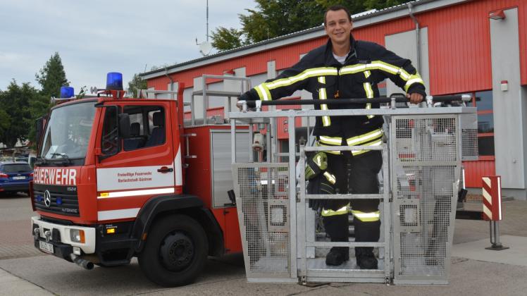 Angefangen bei der Jugendwehr ist Toni Möller heute Gruppenführer bei der Freiwilligen Feuerwehr Güstrow. Angefangen bei der Jugendwehr ist Toni Möller heute Gruppenführer bei der Freiwilligen Feuerwehr Güstrow.