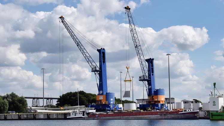 Die beiden Kräne im Rendsburg Port beluden den Frachter „Kavevinja“ mit Ringen und Halbschalen, die für den Bau von Türmen von Windkraftanlagen benötigt werden.
