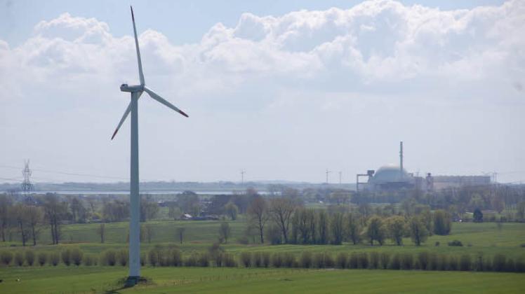 Wind- und Atomkraft in Nachbarschaft in der Wilstermarsch. 