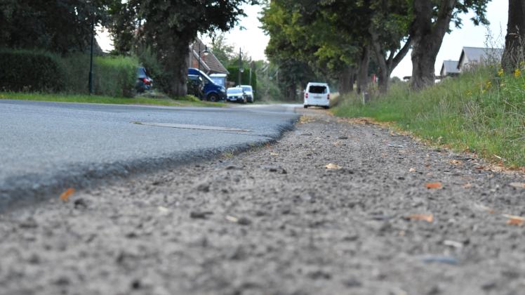Die Seitenstreifen in der Kleefelder Straße sind entweder hoch bewachsen oder stark ausgefahren. Die Seitenstreifen in der Kleefelder Straße sind entweder hoch bewachsen oder stark ausgefahren.
