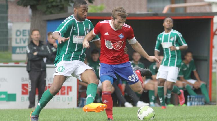 Zum zwischenzeitlichen 2:2-Ausgleich hatte Bastian Peters getroffen. Hier setzt sich der TSV-Kapitän im Zweikampf gegen den Lübecker Yusuf Musbau (l.) durch. 