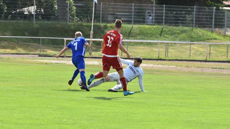 Wichtiger Zweikampf: In dieser Situation bewahrt Bützows Torhüter Andreas Möller seine Mannschaft vor dem Ausgleich, als er Plates Christoph Rekittke den Ball per Fuß wegspitzelt. 