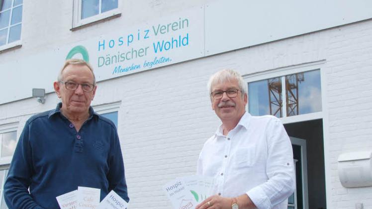 Haben nach dem Lockdown auf Begleitung per Tablet und Telefon umgestellt: Reiner Timm (links) und Rolf Holm vom Hospizverein Dänischer Wohld. 