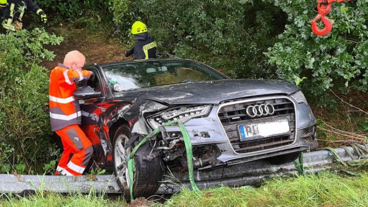 Über die Leitplanke war der Audi die Böschung hinab gestürzt. 