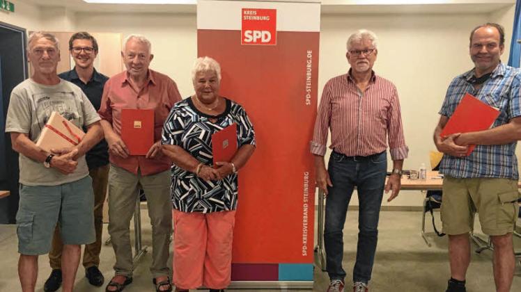 Die Geehrten bei der SPD Glückstadt (v.l.) Jürgen Wiechmann, Vorsitzender Michael Seifert, Ernst-Albert Sierck (50 Jahre), Doris Lempfert (40 Jahre), Kreisvorsitzender Lothar Schramm und Volker Schott (10 Jahre). 