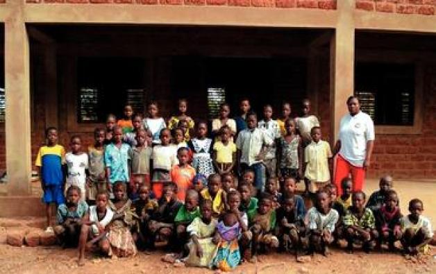 So gut wie fertig: Die Mädchen und Jungen von Sien freuen sich über ihr neues Schulgebäude. Foto: lz So gut wie fertig: Die Mädchen und Jungen von Sien freuen sich über ihr neues Schulgebäude. Foto: lz