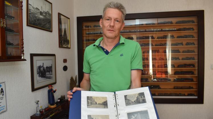 Sein größtes Hobby ist der Modellbau: Aber Torsten Berg aus Krakow am See hat auch knapp 200 alte Postkarten in zwei Ringbüchern gesammelt. 
