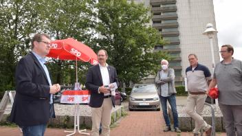 Im Gespräch am Ostlandhaus: SPD-Fraktionschef Ralf Stegner und Bürgermeister Pierre Gilgenast (von links).