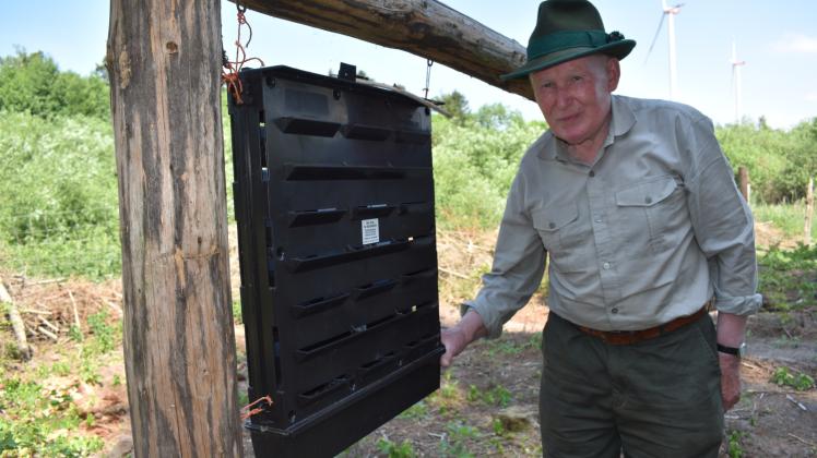 So sieht eine Borkenkäfer-Falle aus. Dr. Ulrich Bauer hat mehrere davon in seinem Wald aufgestellt. Einmal die Woche entleert er den Auffangbehälter.