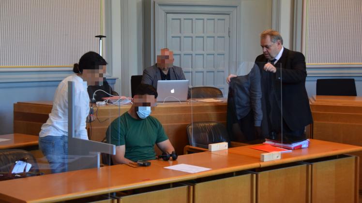 Der Angeklagte Hamza D. (in grün) am ersten Prozesstag neben seinem Anwalt (rechts) und der ihm zugewiesenen Dolmetscherin.