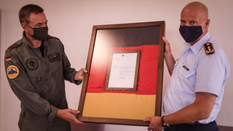 Kommodore Kristof Conrath (l.) nahm die Flagge samt Dankesurkunde des Bundestagspräsidenten von Luftwaffen-Inspekteur Ingo Gerhartz entgegen.