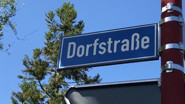 Das ist die Dorfstraße – aber in welchem Ortsteil? In diesem Fall in Bentwisch.
