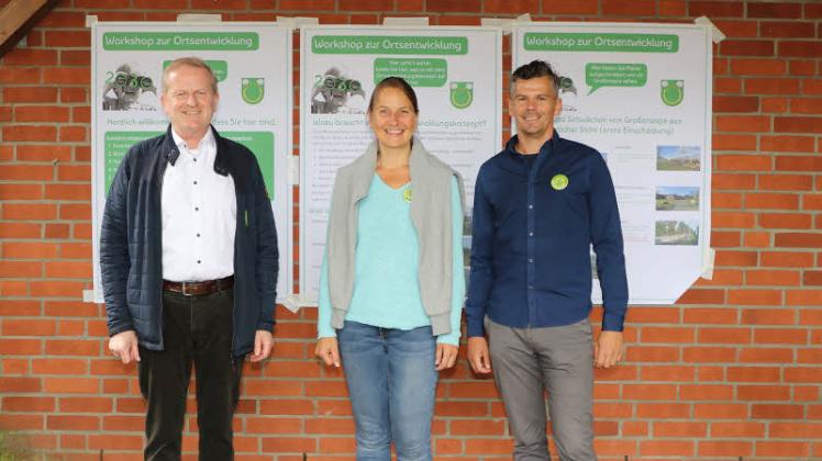 Freuten sich über die gute Beteiligung: Bürgermeister Torsten Klinger, Architektin Britta tho Seeth und Stadtplaner Ralf Hoppe (von links).
