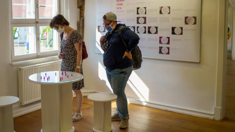 Einblicke:Bei den Gesprächsrunden „Heimat vor Ort“ sollten Bützower mit Spielsteinen zeigen, welche Begriffe sie der Frage zuordnen. Gisa Gierer und Franzi Wilde schauen bei der Ausstellungseröffnung noch einmal genau hin. Einblicke:Bei den Gesprächsrunden „Heimat vor Ort“ sollten Bützower mit Spielsteinen zeigen, welche Begriffe sie der Frage zuordnen. Gisa Gierer und Franzi Wilde schauen bei der Ausstellungseröffnung noch einmal genau hin.