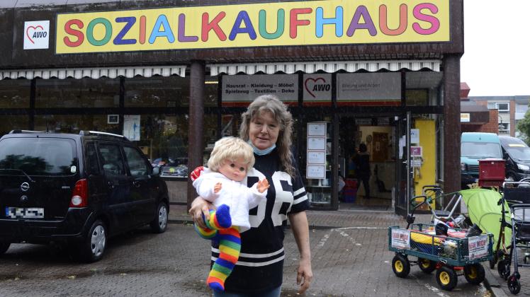 Diese Puppe hatte bei ihrem Einzug ins Sozialkaufhaus 3200 Euro bei sich – Erika Clausen fand das Geld in der Hose versteckt.