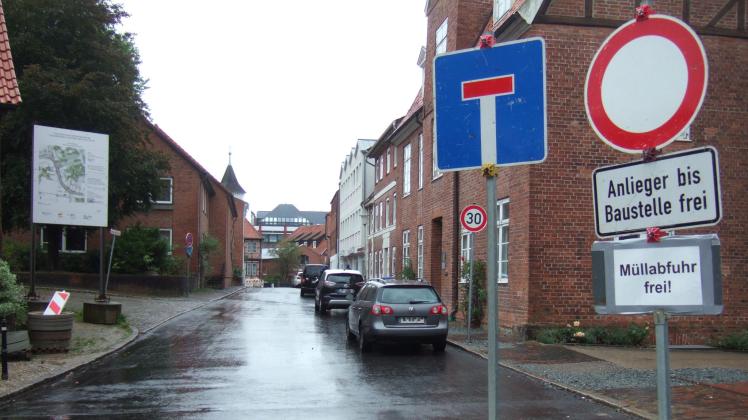 Etliche Autofahrer, die in den vergangenen Tagen in der Schloßstraße parkten, sollen zahlen. 