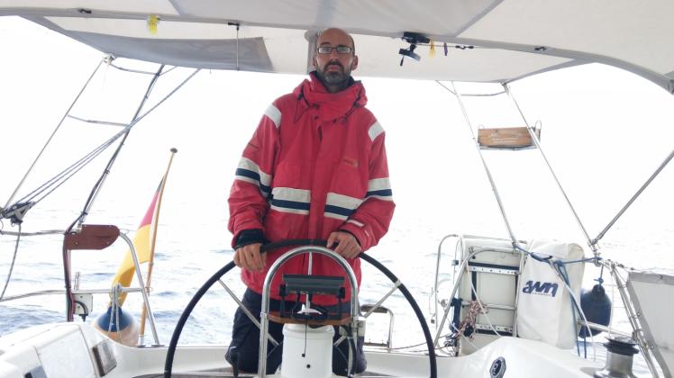 Am Steuer seines Segelboots reiste Pastor Raphael Steenbuck zusammen mit seiner Ehefrau über den Atlantik in die Karibik. 