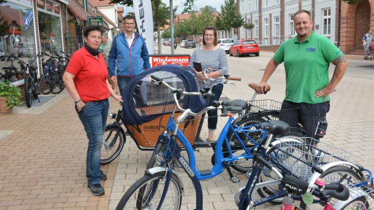 „Mobil in den Herbst“: Jacqueline Fey vom Fahrradhaus, Henrik Wegner und Christin Pingel (beide von der Stadt) und Thilo Warmbier laden zum verkaufsoffenen Sonntag ein. 