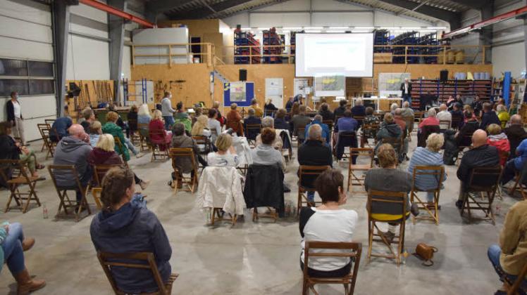 Ideen gefragt: 90 Einwohner beteiligten sich an dem Workshop zum Neubaugebiet „Nordrade“ in der Maschinenhalle der Firma „Rüchel Plöhn“ in Holzbunge. 