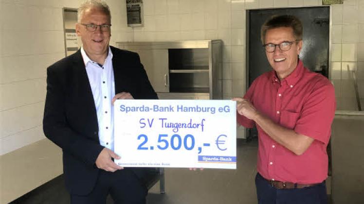 Sponsor Arne Brecht (links) übergab den Scheck an SVT-Chef Jürgen Hunze.