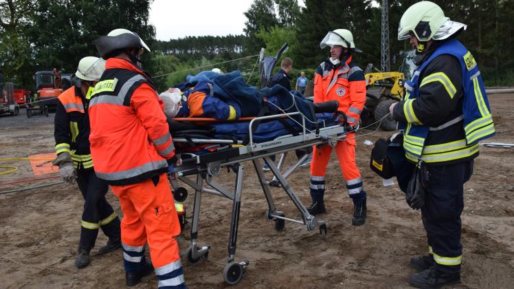 Erstversorgung des „Verletzten“ noch auf der Trage: Feuerwehr und Rettungsdienst arbeiten Hand in Hand.  