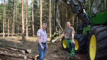 Macht sich ein Bild vom aktuellen Holzeinschlag: Karl-August Ihde (l.) von der Stadtverwaltung. Mit dem Harvester holt Andy Singer die geschädigten Bäume vom Stamm. 