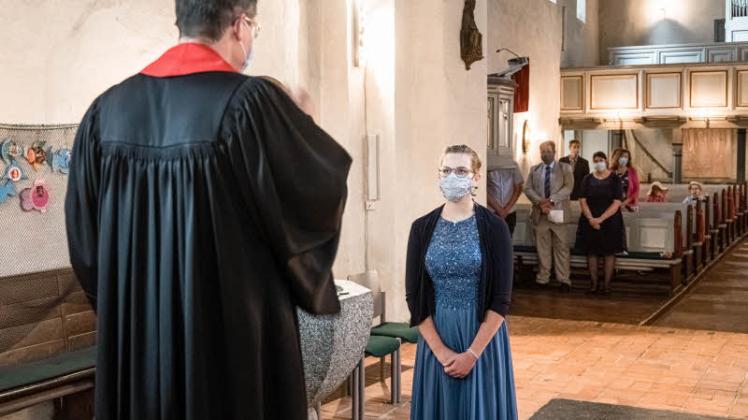 Lena Rüsch aus Fassensdorf gehörte zu den 28 Konfirmanden, die mit einem eigenen Gottesdienst eingesegnet wurden. Nur Pastor Matthias Hieber und ihre Familie waren dabei in der Kirche.