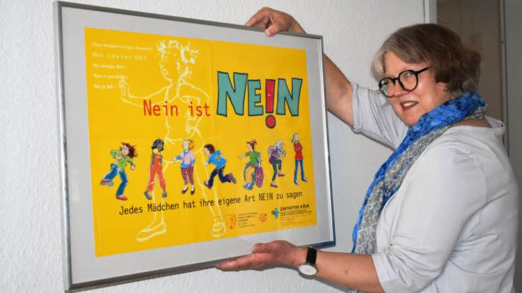Godela Köster hängt ein Plakat der Kampagne „Nein ist Nein“ auf. Fast drei Jahrzehnte lang hat sie sich für den Schutz von Kindern gegen sexualisierte Gewalt eingesetzt. 