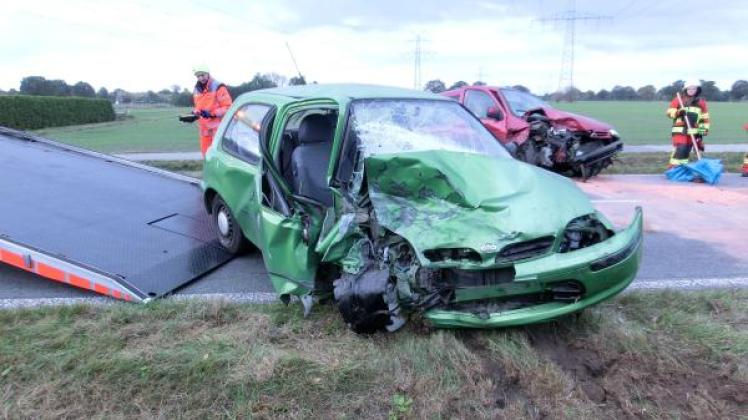 Sowohl der Nissan des damals 25-jährigen Unfallverursachers als auch der Renault (hinten) erlitten bei dem Zusammenprall einen Totalschaden.