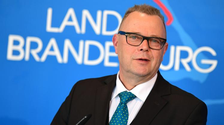 Innenminister Michael Stübgen (CDU) kündigte auch eine „Null-Toleranz-Strategie“ gegenüber dem Rechtsextremismus im Öffentlichen Dienst des Landes an. 
