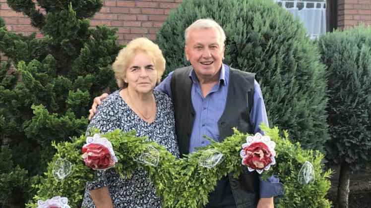  Blumenkranz von den Nachbarn: Ingrid und Horst Gebauer feiern diamantene Hochzeit.