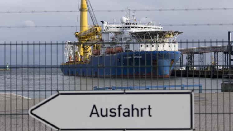 Das Pipeline-Verlegeschiff „Akademik Tscherski“ im Fährhafen Mukran. Das Pipeline-Verlegeschiff „Akademik Tscherski“ im Fährhafen Mukran.