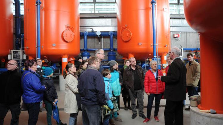Wie in Schwerin das Trinkwasser gefördert, aufbereitet und gespeichert wird, können Interessierte alljährlich beim Tag der offenen Tür im Wasserwerk Neumühle erfahren.  