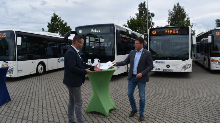 Der Landkreis fördert die Anschaffung neuer Busse in diesem Jahr mit 1,5 Millionen Euro. Landrat Sebastian Constien (r.) übergab die Förderung Thomas Nienkerk. 