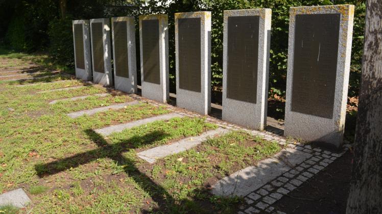 Das Gräberfeld auf dem Güstrower Friedhof, auf dem die Opfer der „Selbstmordwelle“ im Mai 1945 bestattet sind, soll zu einer zentralen Gedenkstätte umgestaltet werden, schlägt der Historiker Dr. Ingo Sens vor. 