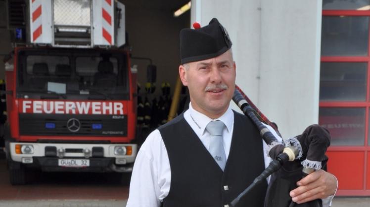 Im klassischen Schotten-Dress: Feuerwehr-Piper Matthias Klich. 