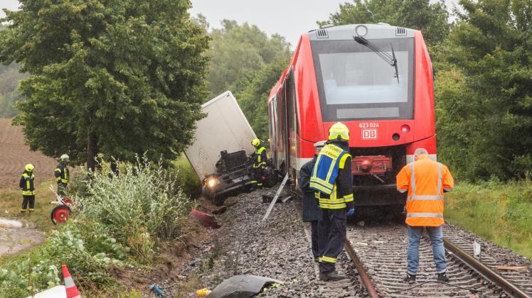Verheerender Zusammenstoß: Am Mittwoch kollidierte ein Zug mit einem Lastkraftwagen. 