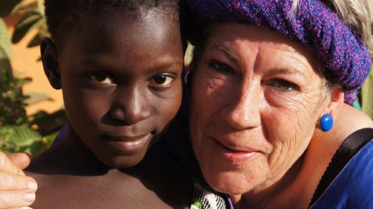 Seit über 25 Jahren engagiert sich Katrin Rohde in Burkina Faso für Waisen- und Straßenkinder. Dafür wird der 72-Jährigen das Bundesverdienstkreuz Erster Klasse verliehen.