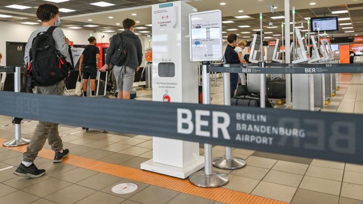 Die drei Eigentümer der Berlin-Brandenburger Flughafengesellschaft wollen selbst rund 98 Millionen Euro zur Finanzhilfe beisteuern. 