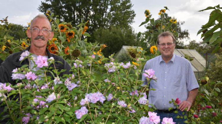 Ein Garten zum Vorzeigen: Frank Unterspann (re.), Vorsitzender des Kleingärtnervereins, bestaunt die Parzellen von Andreas Käding.