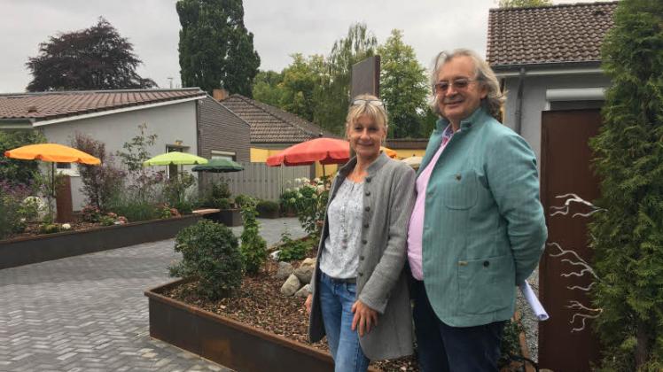 Bettina Seitz und Thomas Hildebrandt sind stolz auf den Umbau ihres Hotels und die umgestaltete Gartenanlage. 