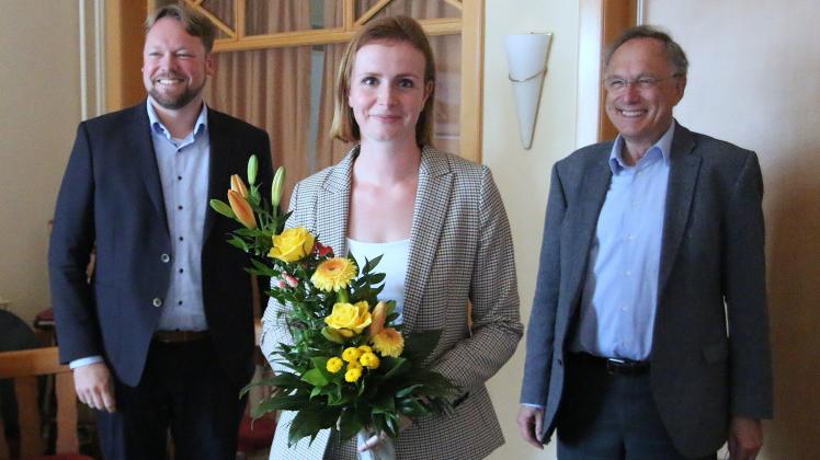 Gyde Jensen wurde in Mildstedt auf der Wahlkreismitgliederversammlung zur Kandidatin im Bundestagswahlkreis Nordfriesland/Dithmarschen-Nord, gewählt. Ihr gratulieren Oliver Kumbartzky (l.), parlamentarischer Geschäftsführer der FDP-Landtagsfraktion, und Jörg Tessin.