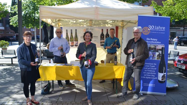 Rotary-Präsidentin Ute Pfestorf (Mitte) wurde zum Verkaufsstart von Heinz Wiedemann (Zweiter von links) und Richard Welge (Zweiter von rechts) sowie Künstler Hans-Werner Seyboth (rechts) unterstützt. Bei ihm war Kunstvereins-Vorsitzende Romy Rölicke (links). 